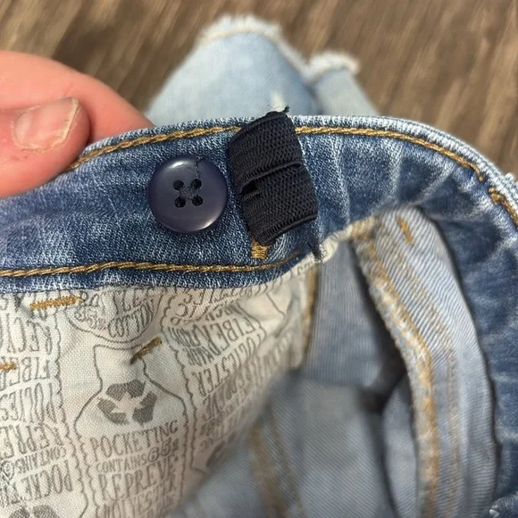 Girls Cat & Jack light denim Jean shorts with a flag design on them size small - Picture 4 of 4